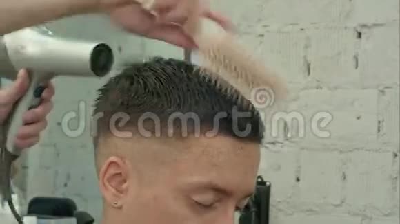 在美容院烘干整理男士头发视频的预览图