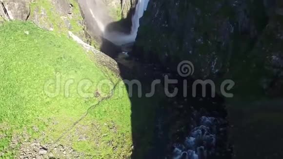 令人惊叹的4k高空无人机照相机在强大的水满从石岩山进入河流的景色视频的预览图