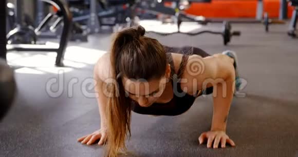 在健身室做俯卧撑的女人视频的预览图