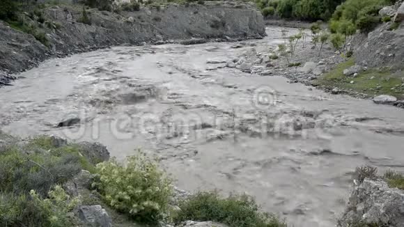 满流山尼泊尔河视频的预览图
