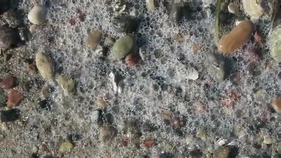 德国乌斯特罗和阿伦舒普波罗的海海岸线海滩上的岩石视频的预览图