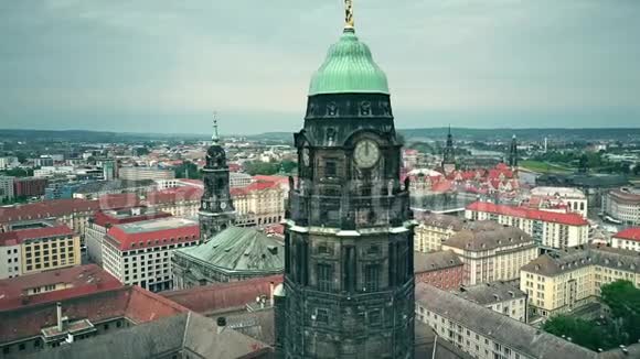 德国德累斯顿市政厅钟楼和城市景观的鸟瞰图视频的预览图