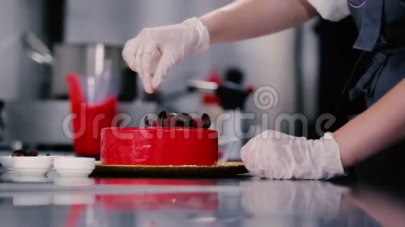 糖果洒在蛋糕的顶部视频的预览图