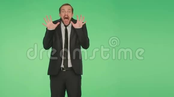 穿着绿色背景西装的男人肢体语言恐惧罗马基视频的预览图