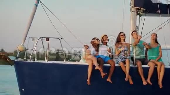 青春在游艇上自拍视频的预览图