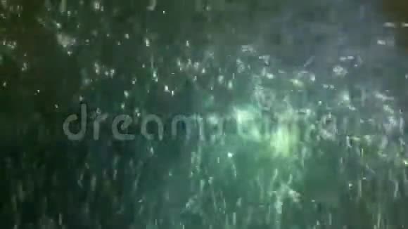 灯光背景下水中气泡视频的预览图