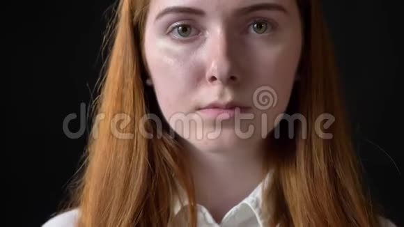 年轻漂亮的严肃女人看镜头的肖像被占领被孤立在黑色背景上视频的预览图