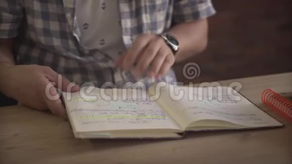 手翻笔记本笔记本日记日记每日规划师写满页大轻木桌视频的预览图