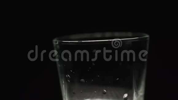 慢速运动冰块倒入玻璃和背景视频的预览图