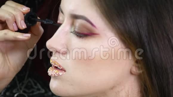 专业眼妆睫毛膏应用模特直视相机美容时尚化妆品行业工作视频的预览图