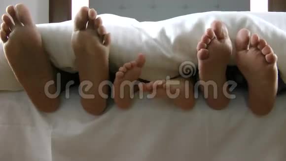 家人的脚在床单下面视频的预览图