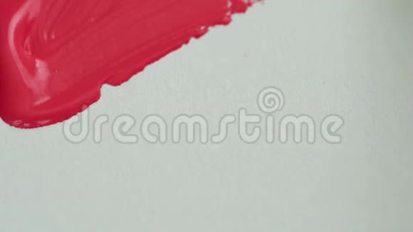 用画笔在白纸上描画并用明亮的粉红色丙烯酸颜料将其封闭起来视频的预览图