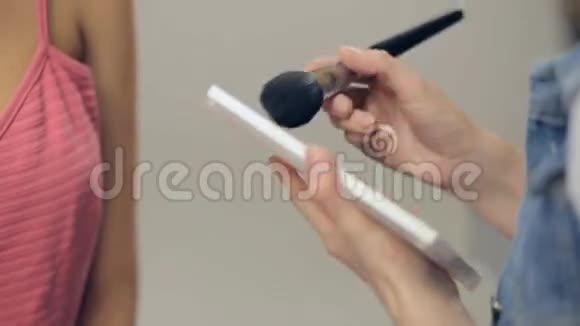 化妆师在颧骨上化妆全景视频的预览图