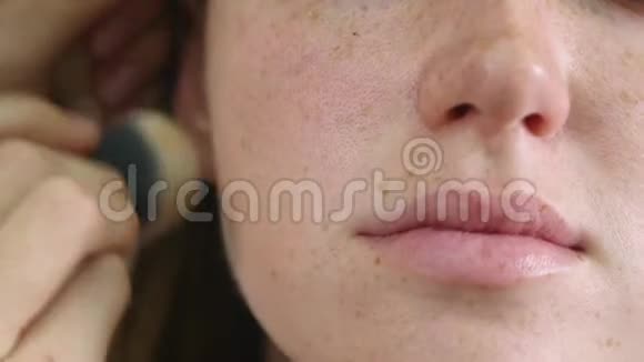 超模脸上的色调粉底妆视频的预览图