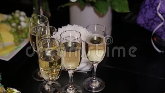自助餐桌上的香槟酒杯视频的预览图
