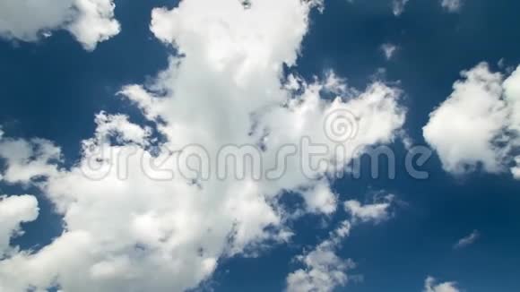 白色的蓬松的云在晴朗的深蓝的天空中缓慢移动在惊人的稳定时间间隔4k云景拍摄视频的预览图