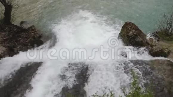 山河中湍急的溪流中有石子来自冰川的新鲜冷水视频的预览图