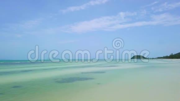 带浅海和绿松石水的热带白色海滩的鸟瞰图视频的预览图