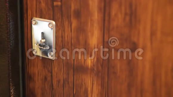 男人手打开一把锁门里有钥匙视频的预览图