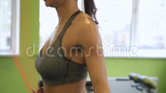 混合赛跳女训练在健身房锻炼是健康的健身身体视频的预览图