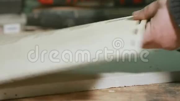 一家专业的男手磨床生产清洁产品视频的预览图