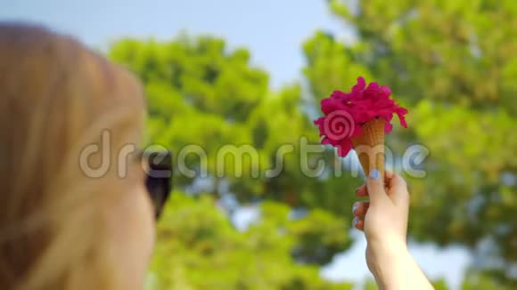 带着鲜花花束的女士在户外华夫饼筒视频的预览图