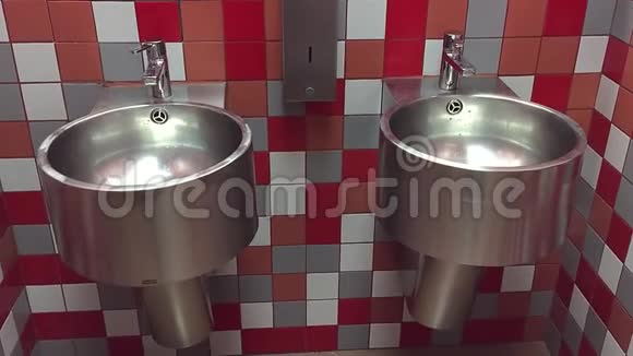 红色浴室将卫生间洗脸盆洗手间封闭在室内视频的预览图