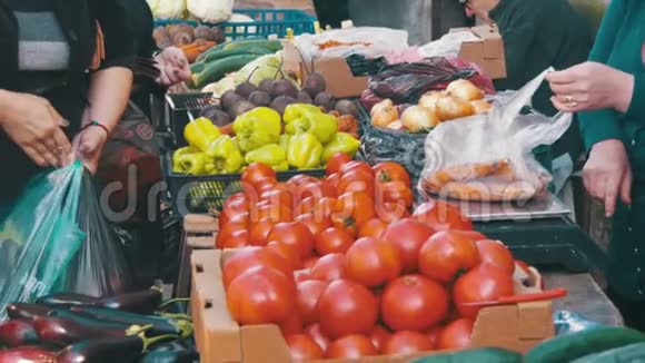 贸易卖方在自发市场的柜台上销售蔬菜和水果视频的预览图