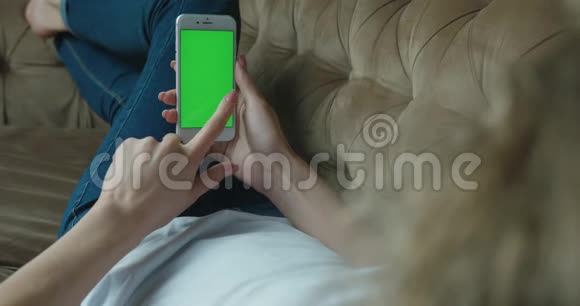 女人的手正拿着手机打着短信视频的预览图