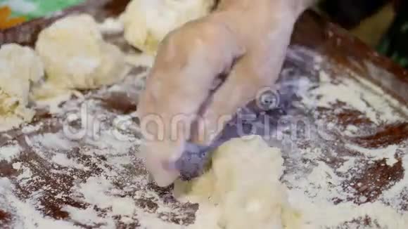 一个家庭食谱奶奶手揉面包视频的预览图