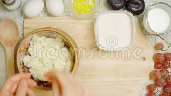 家庭干酪面团烹饪甜点视频视频的预览图