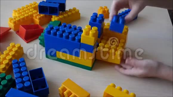 幼儿玩彩色塑料砖视频的预览图