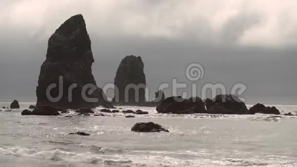 坎农海滩海斯塔克岩石皮纳斯4KUHD视频的预览图