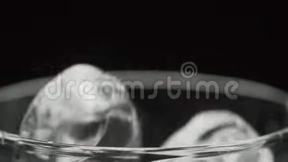 慢速运动冰块倒入玻璃和背景视频的预览图