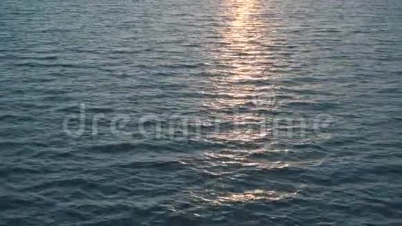 美丽的日出倒影在平静的海洋上视频的预览图
