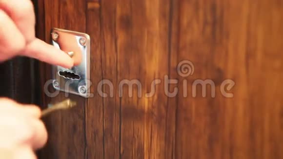 男人手打开一把锁门里有钥匙视频的预览图