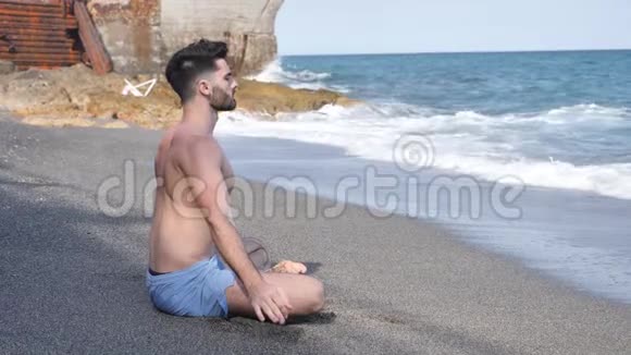 年轻人在海上冥想或做瑜伽运动视频的预览图