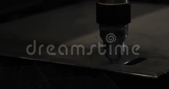 高精度数控激光切割金属板材现代技术允许接收高精度零件可编程视频的预览图