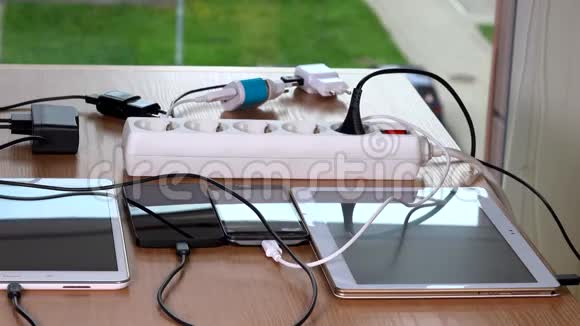 手插各种设备充电器延长插座的桌子视频的预览图