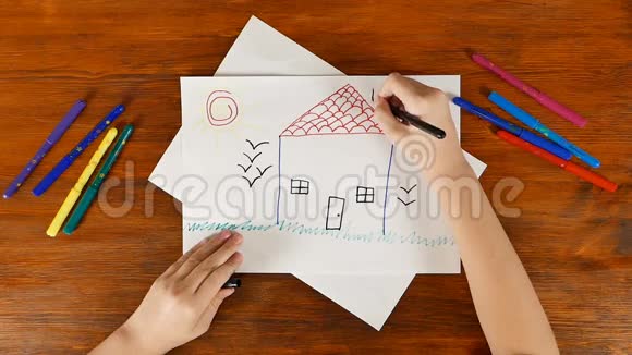 孩子正在用记号笔画房子视频的预览图