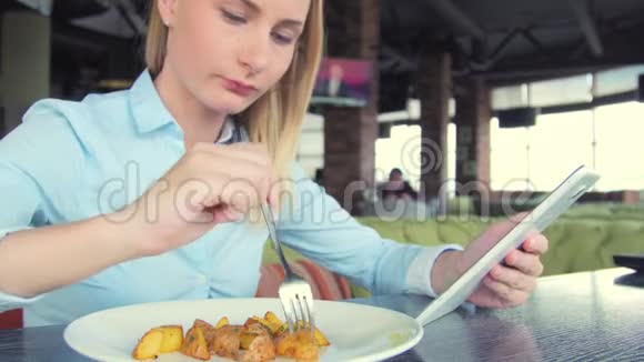 漂亮的女人在咖啡馆里使用ipad平板电脑触摸屏视频的预览图