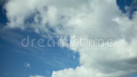 云彩掠过蓝天视频的预览图