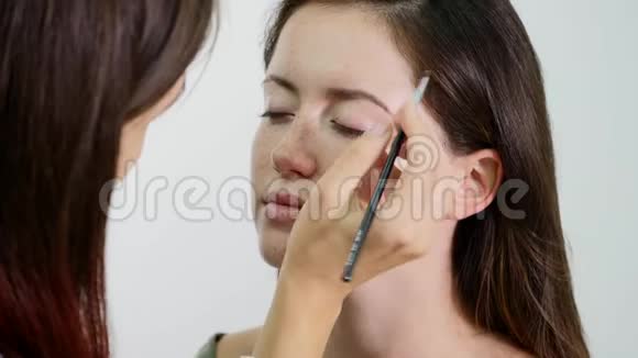 专业化妆师应用眼笔视频的预览图