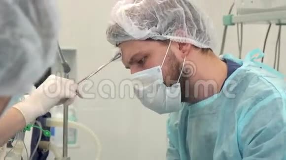 外科小组在手术中使用器械视频的预览图