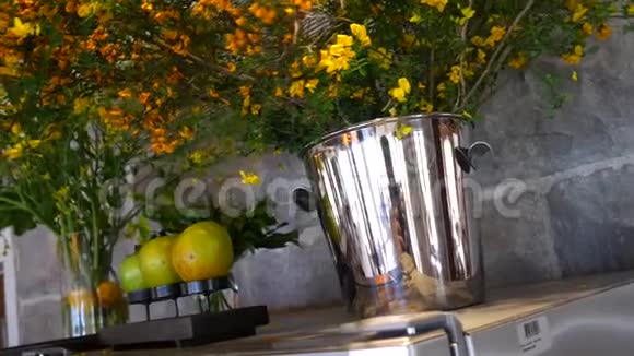 餐厅冰箱上花瓶里的花和一个视频的预览图