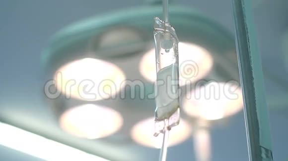 在手术室内包括灯的背景上滴管视频的预览图