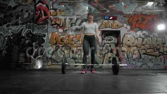 健身妇女准备在健身房练习举重女性做举重运动视频的预览图