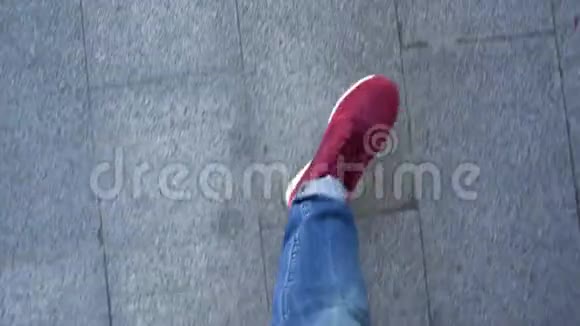穿着红色运动鞋的男士双腿在人行道上的俯视图视频的预览图