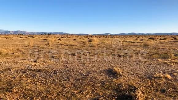 在美好的一天里有一个缓慢的潘沙漠景观视频的预览图