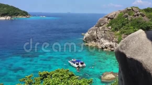 旅行团在清澈的蓝水中靠近快艇热带高清慢速运动视图泰国西米兰群岛视频的预览图